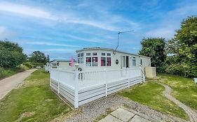 Great Dog Friendly Caravan To Hire With Field Views In Norfolk Ref 10132B