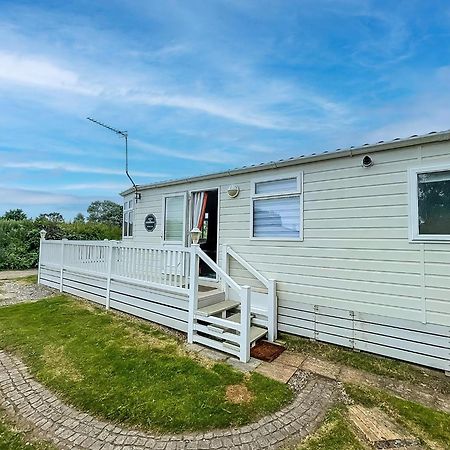 Great Dog Friendly Caravan To Hire With Field Views In Norfolk Ref 10132B Belton with Browston Exterior photo