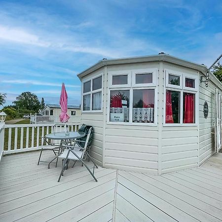 Great Dog Friendly Caravan To Hire With Field Views In Norfolk Ref 10132B Belton with Browston Exterior photo