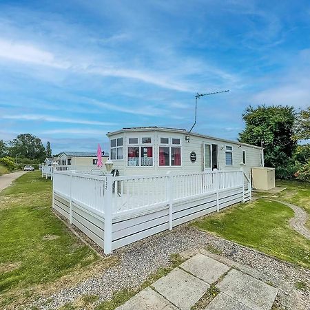 Great Dog Friendly Caravan To Hire With Field Views In Norfolk Ref 10132B Belton with Browston Exterior photo